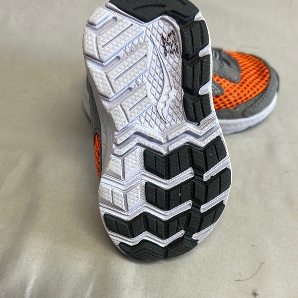 Saucony Orange and Gray Sneakers with Velcro Closure - Picture 6 of 7